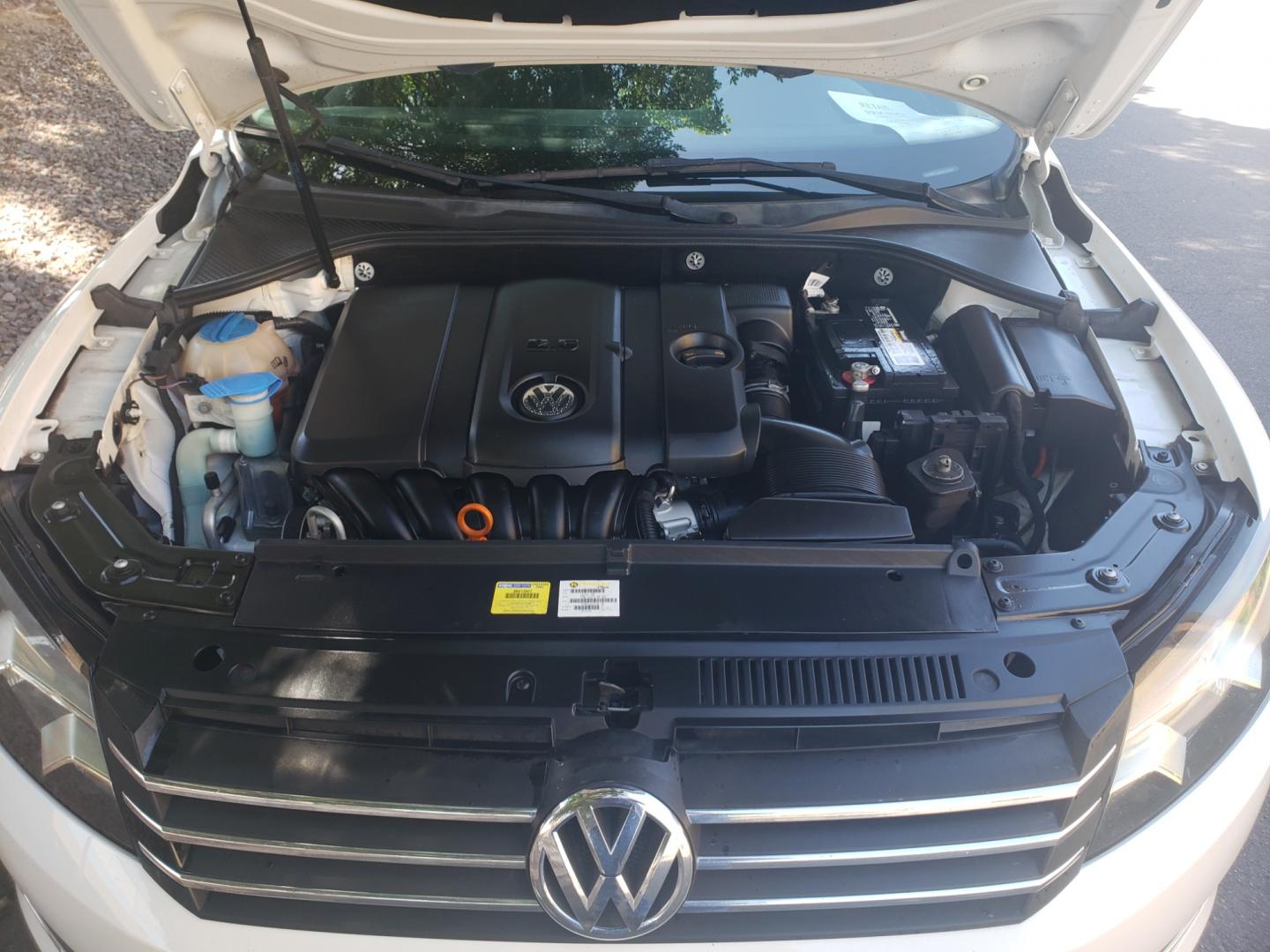 2013 WHITE /gray and black Volkswagen Passat se (1VWBP7A31DC) with an 2.5 l5 engine, 6-Speed Automatic transmission, located at 323 E Dunlap Ave., Phoenix, AZ, 85020, (602) 331-9000, 33.567677, -112.069000 - 2013 Volkswagen Passat SE,........ EXCELLENT condition,......A Real Must See!!.... No accidents, Ice cold ac, Touch Screen Stereo/CD Player, Satellite compatible, Bluetooth, Phone sync, Clean Black and Gray interior with Black Leather seats in near perfect condition, power windows, power door locks, - Photo#17